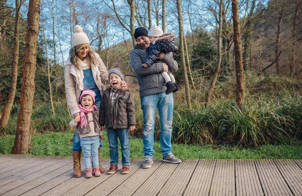 Feliz familia disfrutando juntos de ocio en el bosque — Foto de Stock