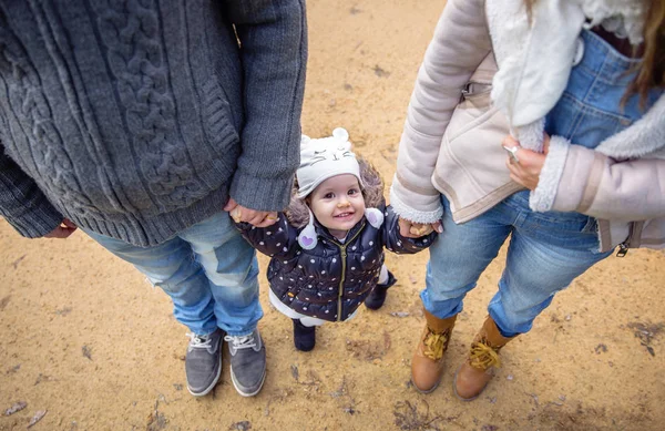 Man en vrouw hand in hand van geluk meisje — Stockfoto