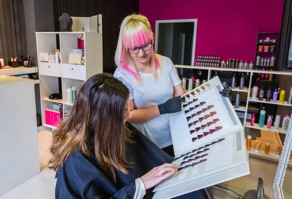 Frau sucht mit Friseur eine Haarfärbepalette — Stockfoto