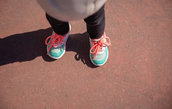 Little girl with sneakers and leggins training outdoors — Stock Photo, Image