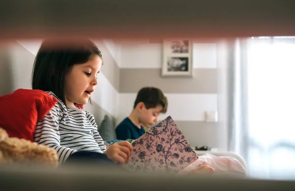 Dívka Chlapec Knihou Každý Sedí Posteli Selektivní Fokus Dívka Popředí — Stock fotografie