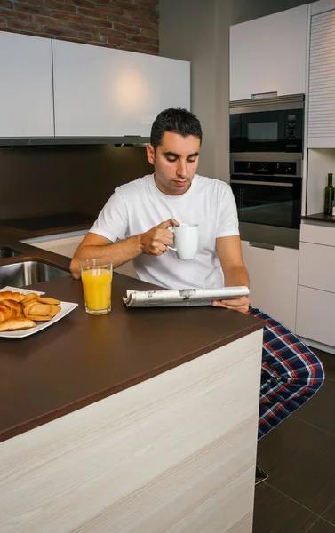 Man ontbijten en de krant lezen — Stockfoto