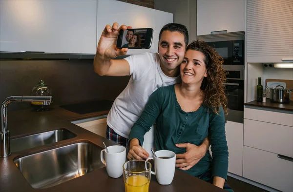 Ζευγάρι έχοντας πρωινό και λήψη selfie — Φωτογραφία Αρχείου