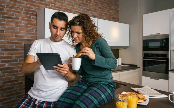 Paar ontbijten en op zoek tablet — Stockfoto