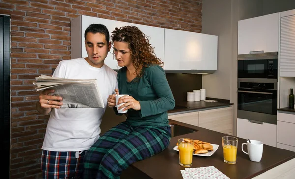 Couple having breakfast and reading newspaper — Stock Photo, Image