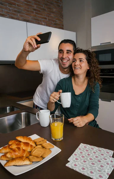 Ζευγάρι έχοντας πρωινό και λήψη selfie — Φωτογραφία Αρχείου