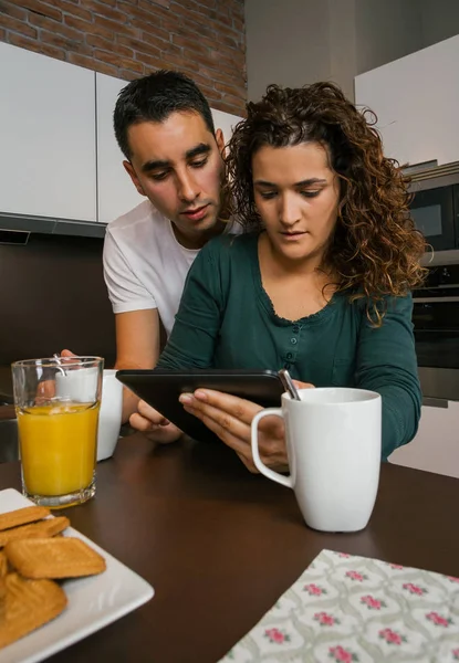 Kahvaltı ve arayan bir çift tablet