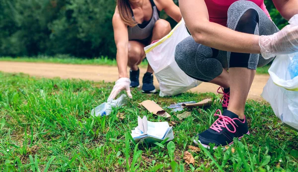 Plogging yapıyor çöp toplama kadınlar
