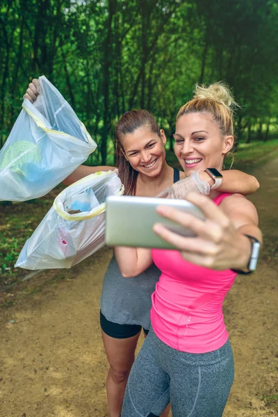 Zwei Mädchen machen ein Selfie nach dem Plogging — Stockfoto