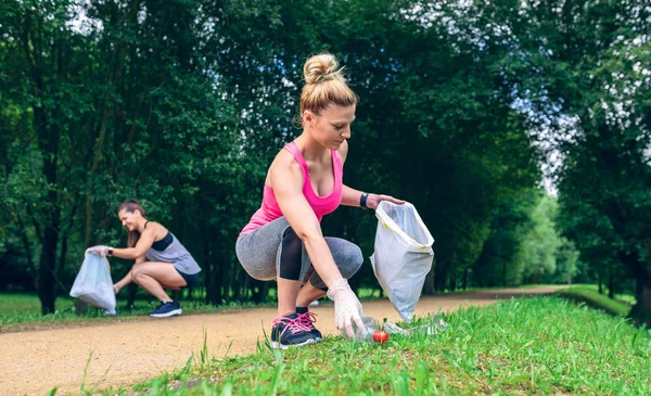 Flicka plockar upp skräp som gör plogging — Stockfoto