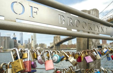 Aşk kilitleri arka plan üzerinde Brooklyn Köprüsü ile çit içinde