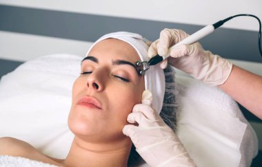 Etrafında Başlarken rf kaldırma gözünde klinikte kadın