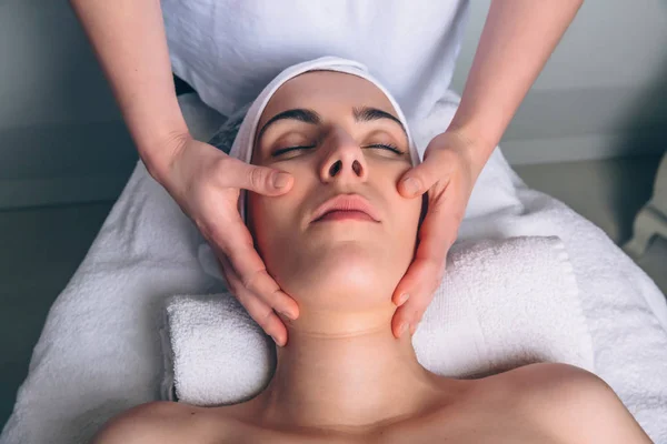 Mulher em tratamento facial em centro clínico — Fotografia de Stock