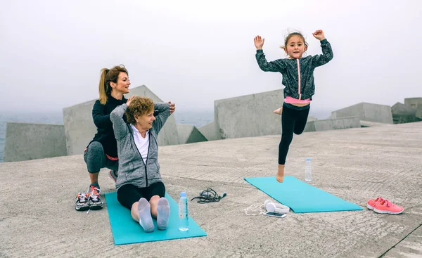 Chica saltando mientras las mujeres entrenan — Foto de Stock