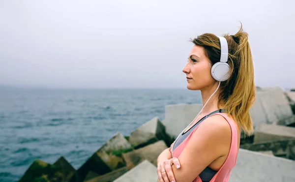 Seitenansicht Einer Sportlerin Mit Kopfhörer Die Das Meer Beobachtet — Stockfoto