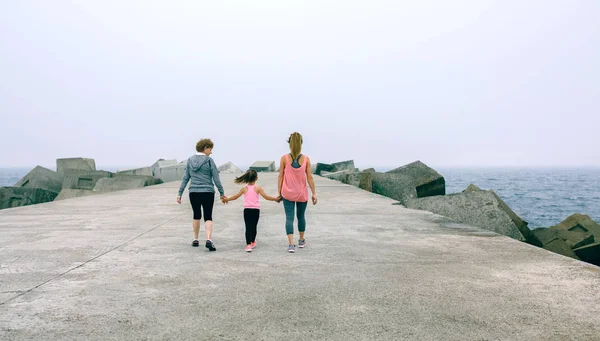 Vista posteriore di tre generazioni di donne che camminano — Foto Stock