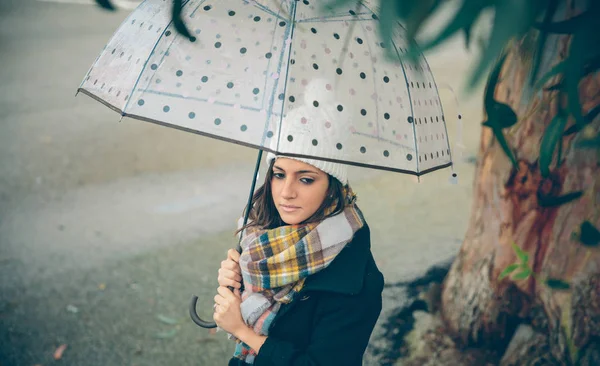 Young girl holding umbrella in an autumn rainy day — Stock Photo, Image