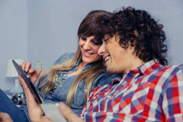 Zbliżenie Młoda Para Miłości Szuka Elektroniczny Tablet Śmiejąc Się Podczas — Zdjęcie stockowe