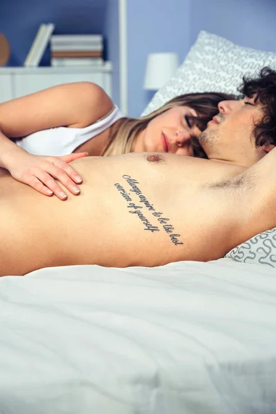 Giovane coppia che dorme sul letto durante il giorno — Foto Stock