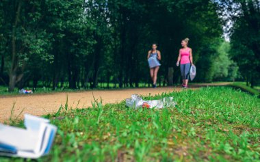 İki kız çöp plogging açık havada süre tespit