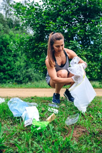 Chica Agachándose Con Bolsa Basura Haciendo Correr Aire Libre — Foto de Stock