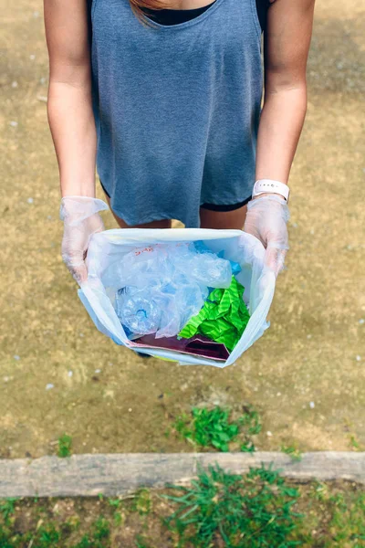 Concepção Postagem Detalhe Menina Mostrando Saco Lixo — Fotografia de Stock