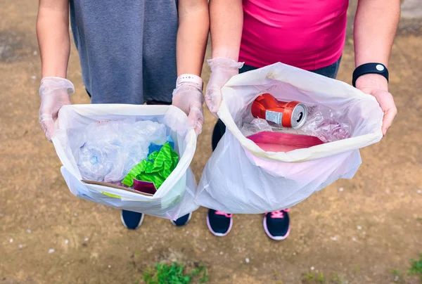 Concepto Blogueo Detalle Chicas Irreconocibles Mostrando Bolsas Basura — Foto de Stock