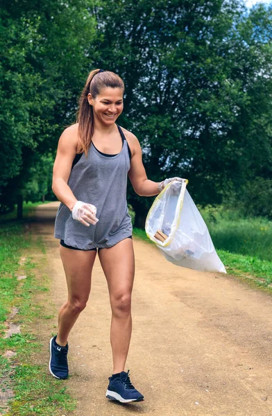 Chica Corriendo Con Bolsa Basura Haciendo Zambullirse Aire Libre — Foto de Stock