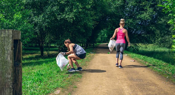 Deux Filles Sur Dos Avec Des Sacs Ordures Qui Labourent — Photo