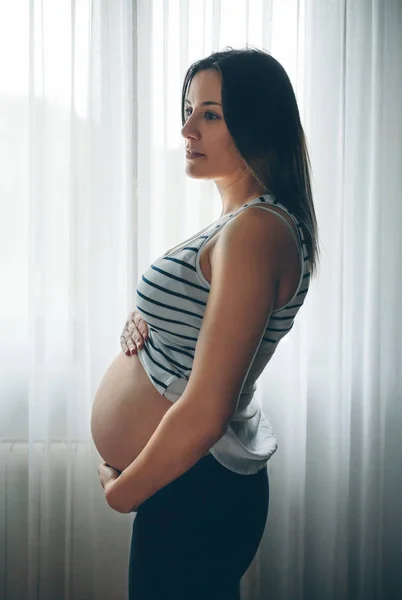Embarazada sosteniendo su nacked vientre — Foto de Stock