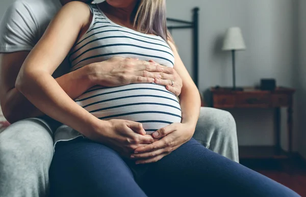 Donna incinta abbracciata dal marito — Foto Stock