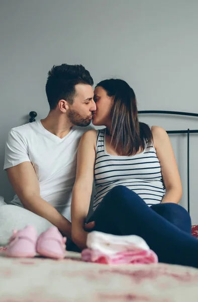 Uomo baciare la moglie incinta — Foto Stock