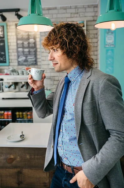 Homem bebendo café em um bar — Fotografia de Stock