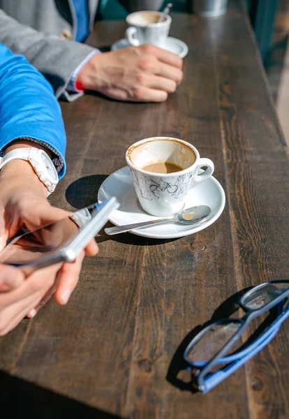 Hands of business woman and man having coffee — Stock Photo, Image