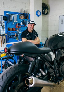 Bir motosiklet ile poz makinist