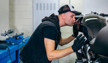 Motosiklet öpüşme makinist