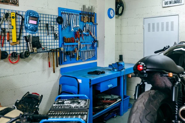 Officina motociclistica con moto personalizzata — Foto Stock