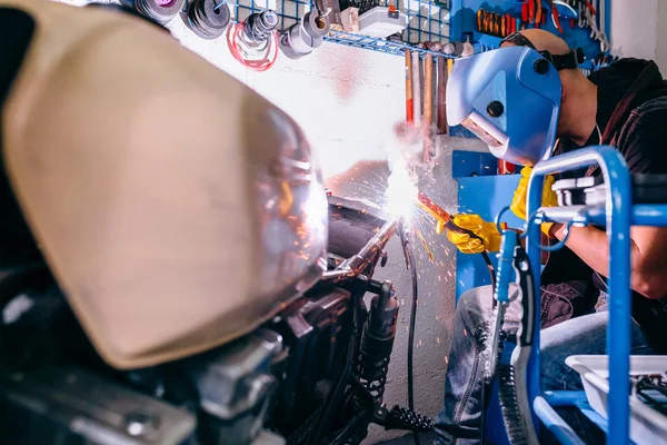Motorradmechaniker schweißen in der Werkstatt — Stockfoto