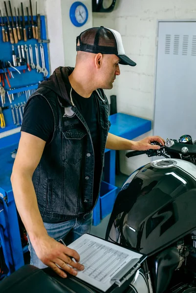 Kontrola motocyklu mechanik — Stock fotografie