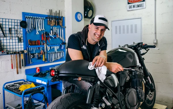 Mechanik pozowanie na motocyklu — Zdjęcie stockowe