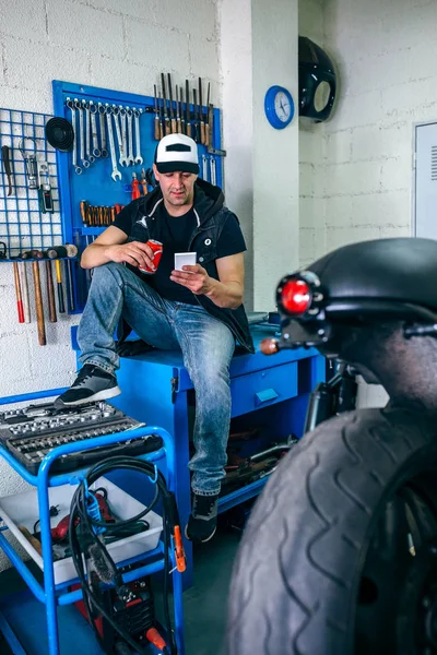 摩托车机械师休息啤酒 — 图库照片