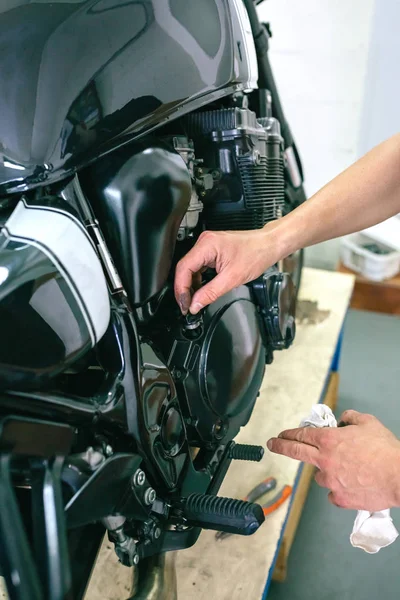 Mechanik naprawy motocykla dostosowane — Zdjęcie stockowe