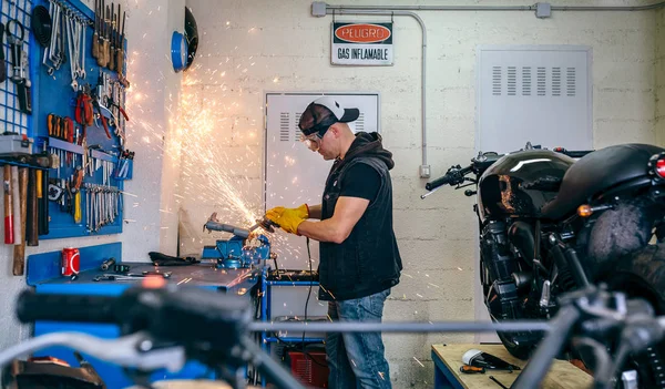 Motocykla mechanik przy użyciu szlifierki — Zdjęcie stockowe