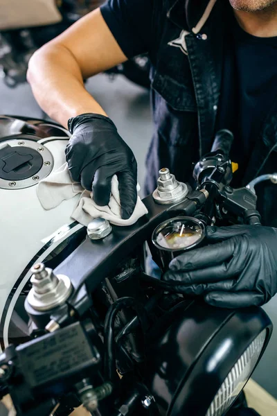 Czyszczenie motocykla mechanik — Zdjęcie stockowe