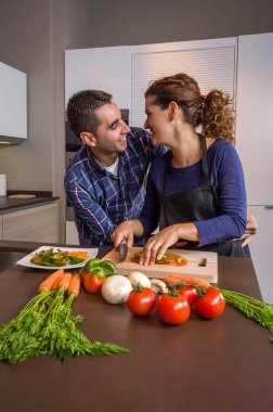 kaç sarılma ve sebze mutfakta hazırlanması