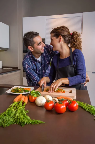 kaç sarılma ve sebze mutfakta hazırlanması