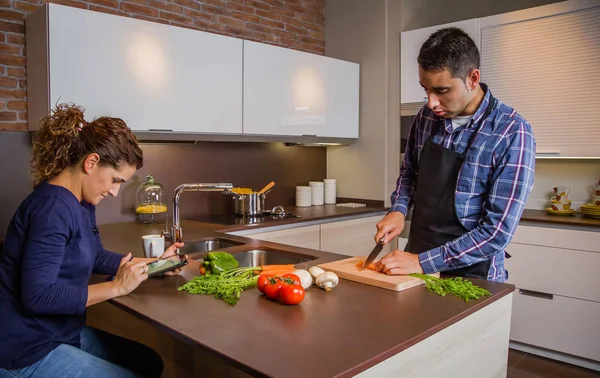 पुरुष स्वयंपाक आणि स्त्री इलेक्ट्रॉनिक टॅब्लेट मध्ये पाककृती शोधत — स्टॉक फोटो, इमेज