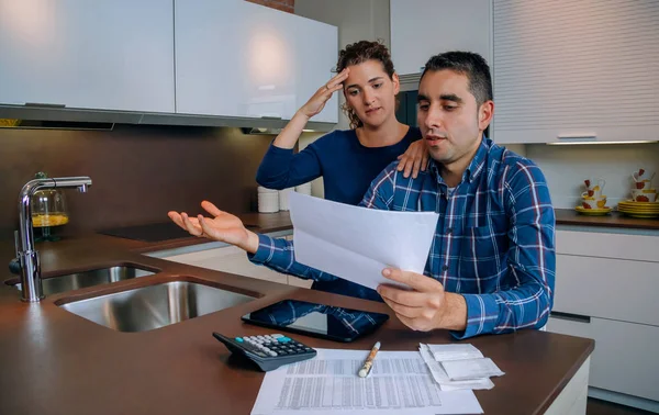 Arbetslösa unga par med skulder granska sina bankkonton — Stockfoto