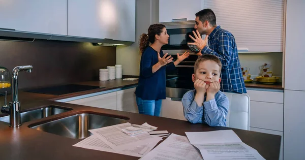 Parents arguing with their little son in front — Stock Photo, Image