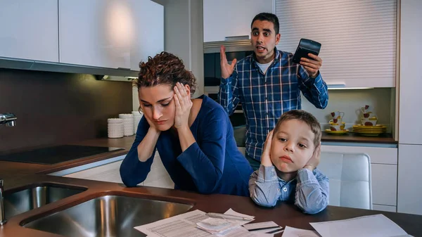 Rapaz triste com os pais a discutir — Fotografia de Stock